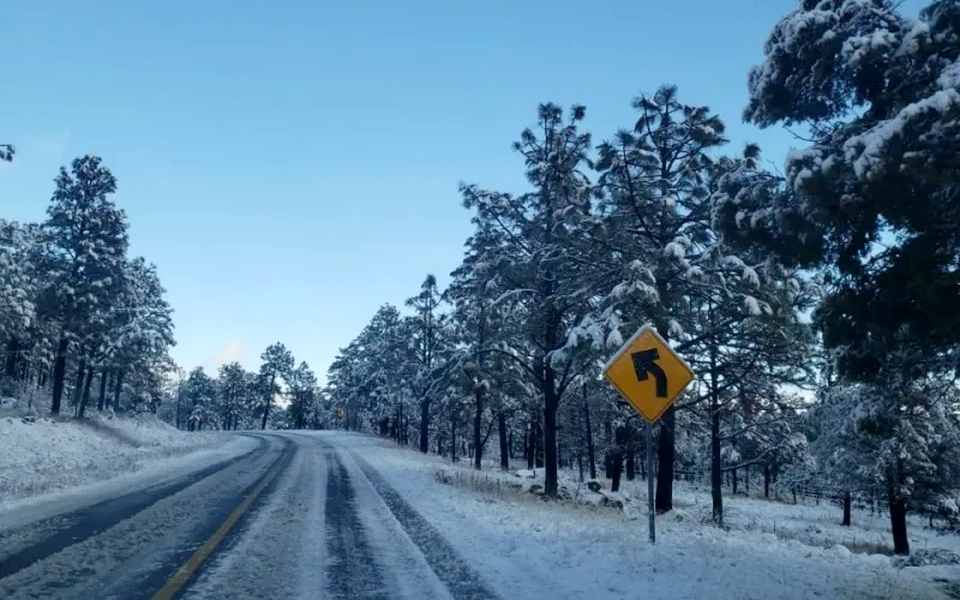 Continúan cuatro tramos carreteros cerrados por congelamiento: CEPC