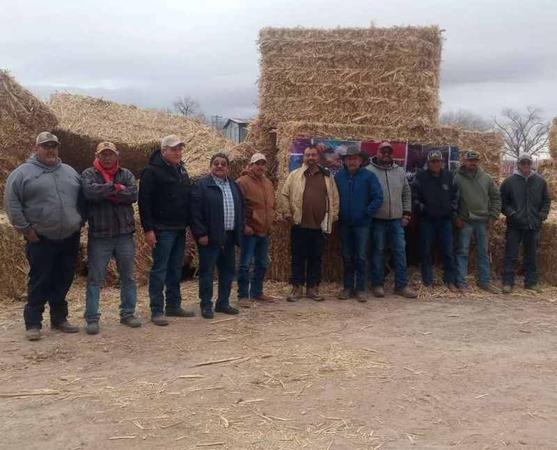 Entrega Gobierno del Estado pacas de rastrojo a agricultores del Valle de Juárez