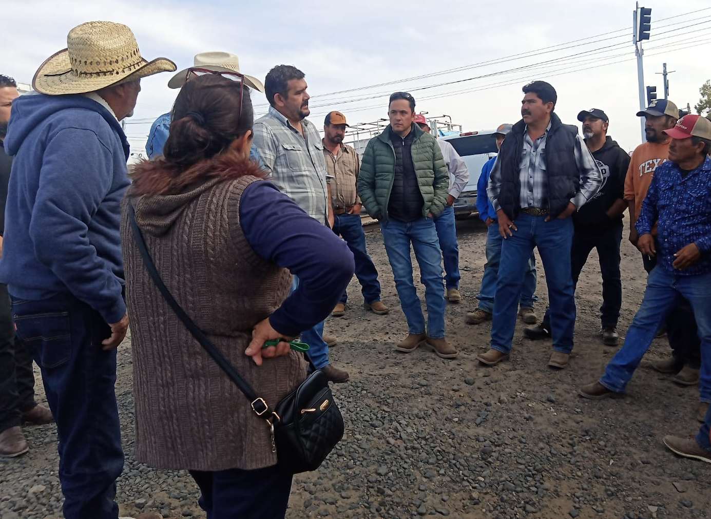 Delegado de LICONSA en Chihuahua escucha inconformidades de los productores de leche en reunión del día 15 de febrero en Meoqui, va a tratar los temas en la Cd. de México